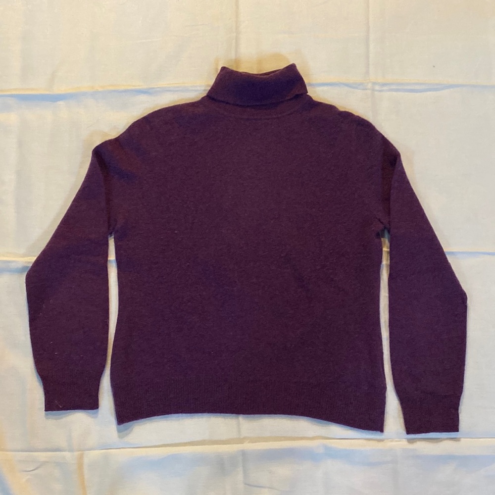 100% Cashmere Turtleneck Sweater. Size L